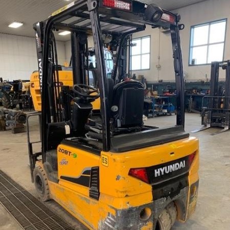 Used 2018 HYUNDAI 20BT-9 Electric Forklift for sale in Langley British Columbia