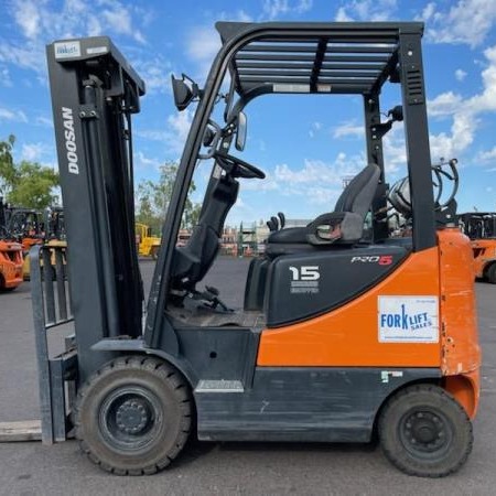 Used 2017 MITSUBISHI FGC25N Cushion Tire Forklift for sale in Langley British Columbia