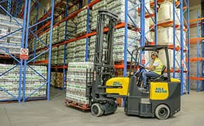 Operator training of an narrow aisle forklift