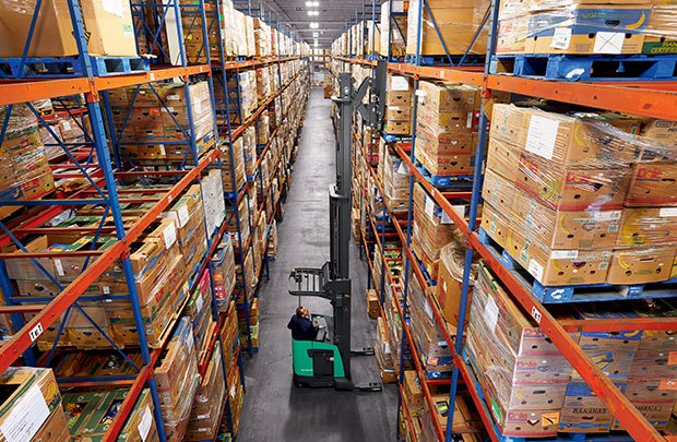 Operator training in a warehouse on narrow aisle equipment