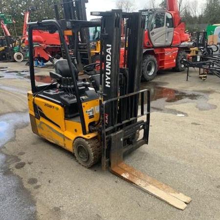 Used 2018 HYUNDAI 20BT-9 Electric Forklift for sale in Langley British Columbia
