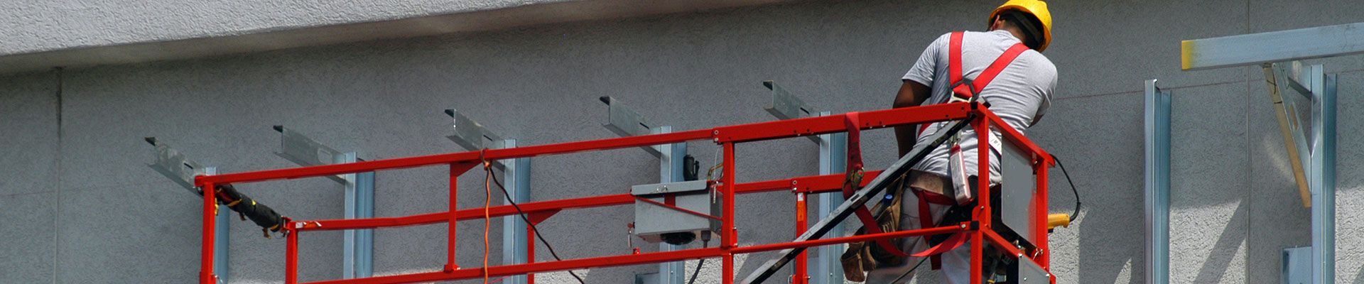 Worker safely using his fall protection training