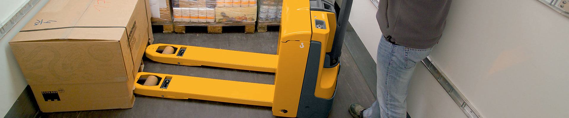 Man training to use a pallet jack