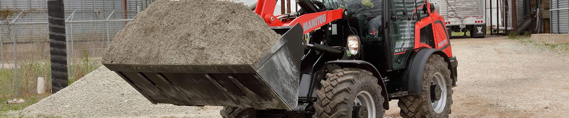 Operator training in a wheel loader hauling dirt