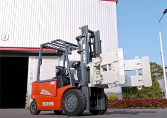 HELI attachment being used on a forklift