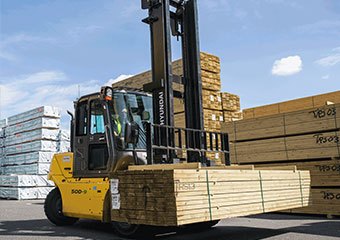 Hyundai diesel forklift hauling lumber