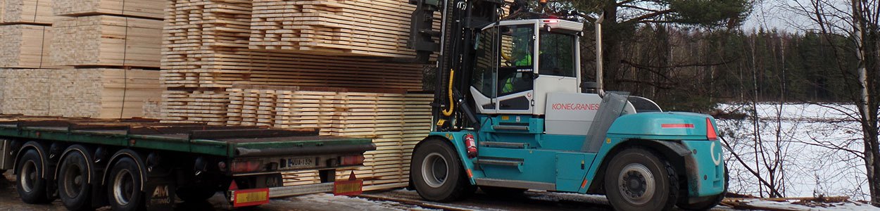 Konecranes forklift loading lumber onto a truck