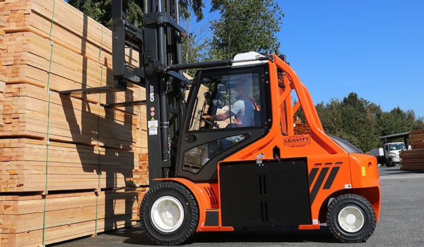 Carer pneumatic electric forklift hauling lumber