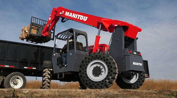 Manitou telehandler loading a trailer