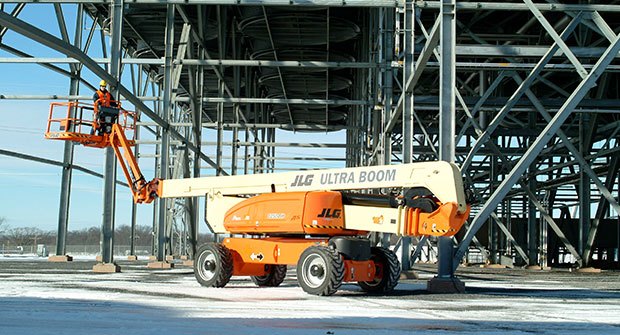 Rental of a JLG telescopic boom lift at a construction site