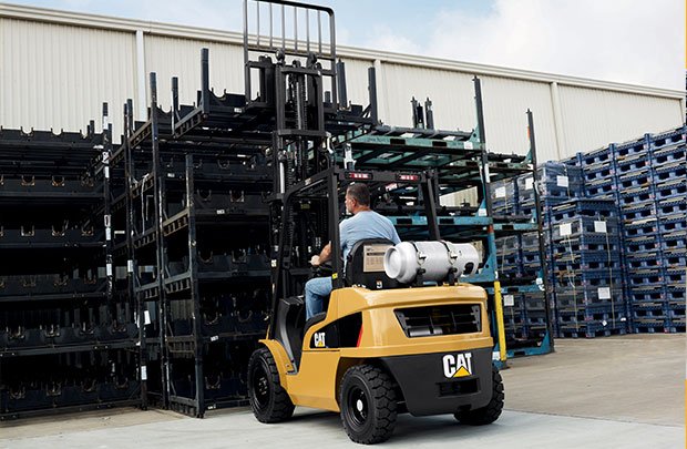 Rental of a pneumatic forklift working in a yard