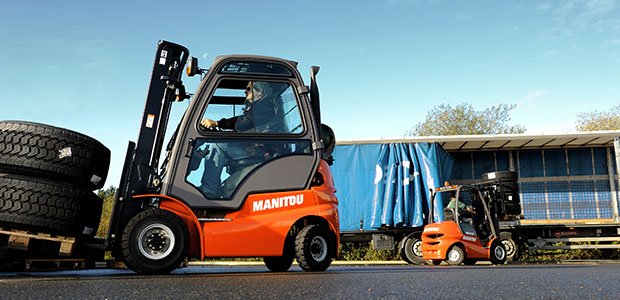 Rental of a Manitou pneumatic forklift working in a yard