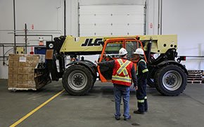 Blended telehandler instructor training in a building