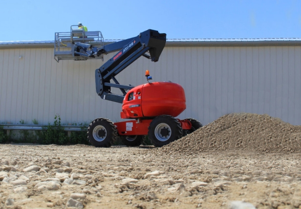 Operator working on a jobsite doing his MEWP training