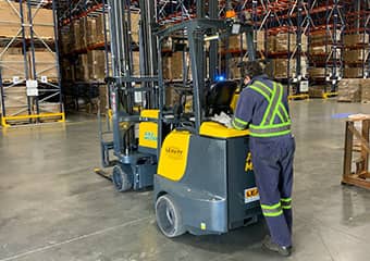 Operator training to use a narrow-aisle forklift in a warehouse