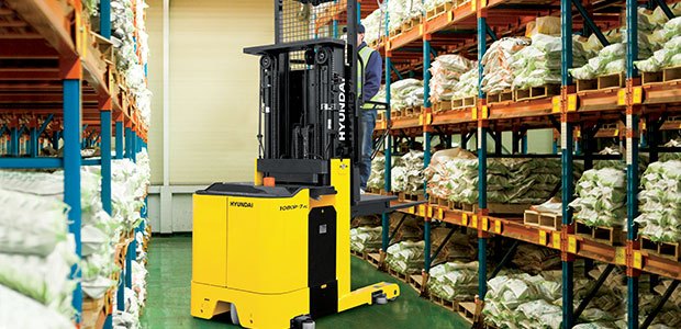 Operator training on an order picker in a warehouse