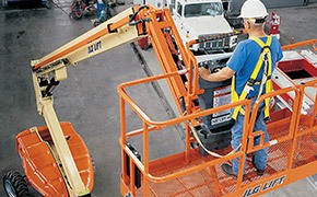 Operator training to use a  JLG boom lift