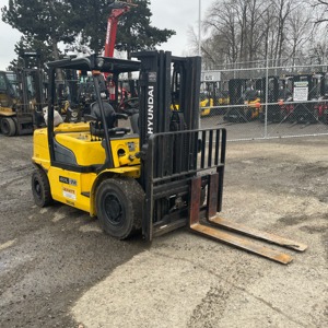 Used 2015 HYUNDAI 80D-9 Pneumatic Tire Forklift for sale in Kitchener Ontario