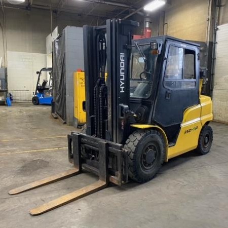 Used 2014 HYUNDAI 35D-9A Pneumatic Tire Forklift for sale in Barrie Ontario