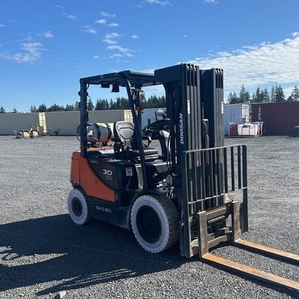 Used 2017 DOOSAN G30E-5 Pneumatic Tire Forklift for sale in Pleasanton California